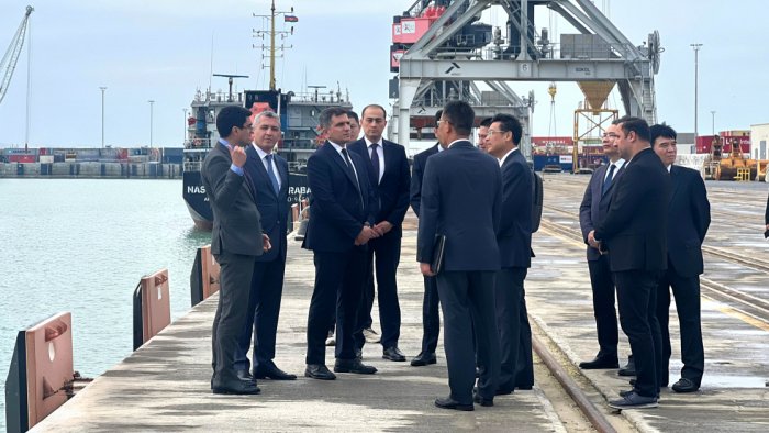 Çin nümayəndə heyəti Bakı Limanının imkanları ilə tanış olub