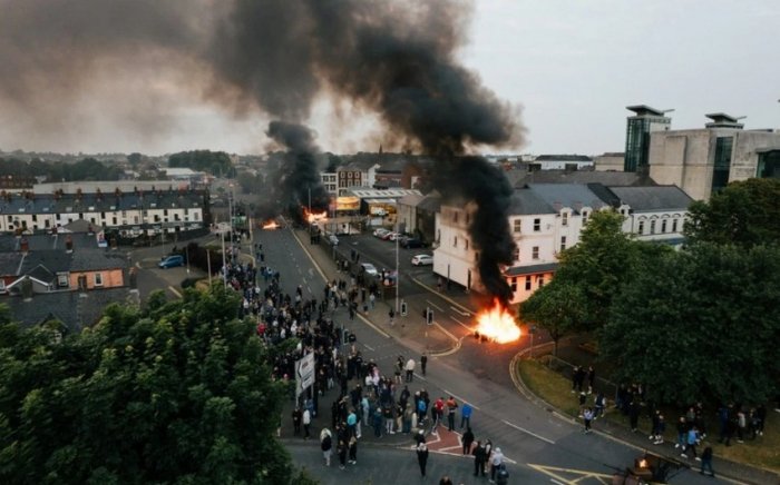   In Nordirland kommt es weiterhin zu Unruhen gegen Migranten  