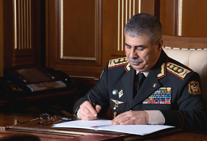   Aserbaidschanischer Verteidigungsminister spricht sein Beileid zum Tod von Generalleutnant Mohammad Hossein Bagheri aus  