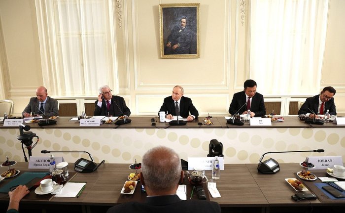 Putin meets with heads of world media on sidelines of SPIEF
