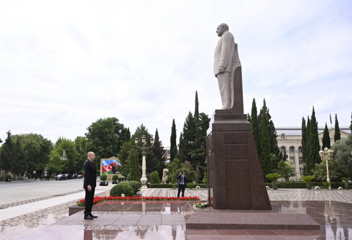  President Ilham Aliyev visited statue of National Leader Heydar Aliyev in Yevlakh city 