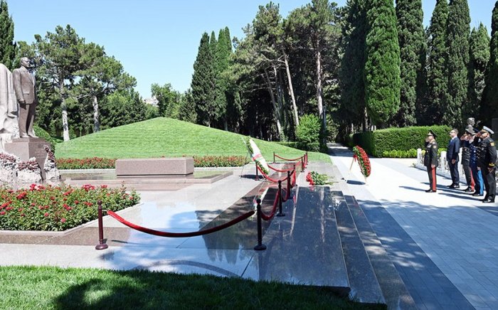 Azerbaijani defense minister visits Alley of Honor and Victory Park