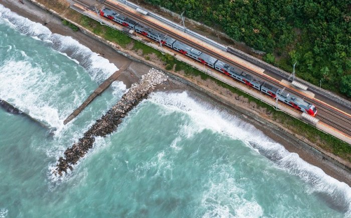   China launches freight train linking Beijing to Baku  