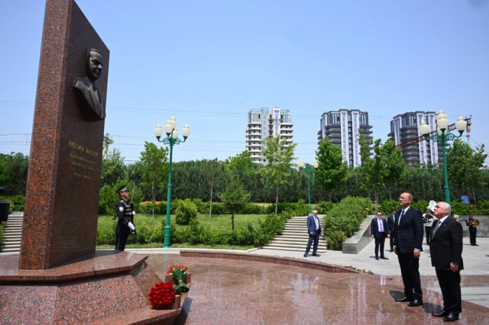 Azerbaijani, Uzbek PMs pay tribute to National Leader Heydar Aliyev in Tashkent