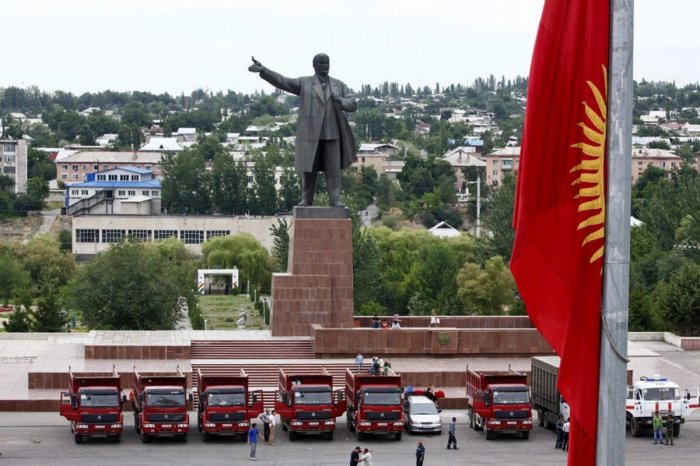 Leninin dünyadakı ən nəhəng heykəllərindən biri sökülüb  
