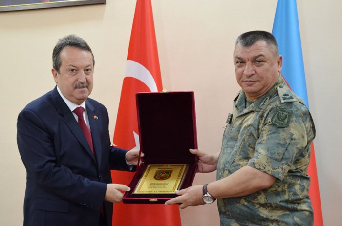 Türkiyə nümayəndə heyəti Azərbaycanın Quru Qoşunları Komandanlığını ziyarət edib