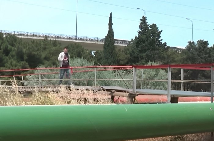 Bakıda neft kəmərinin üzərində təhlükəli piyada keçidi    I VIDEO   