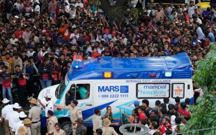   Massenpanik in dem indischen Stadion -   11 Menschen gestorben - 4 Personen wurden festgenommen    