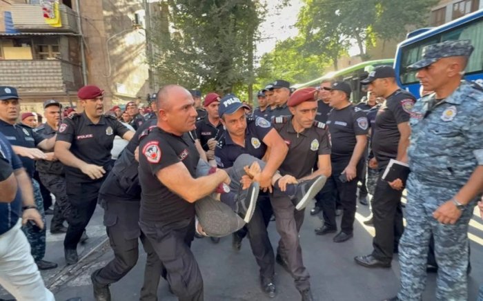 Ermənistanda polis arxiyepiskop tərəfdarlarını saxlayıb  
