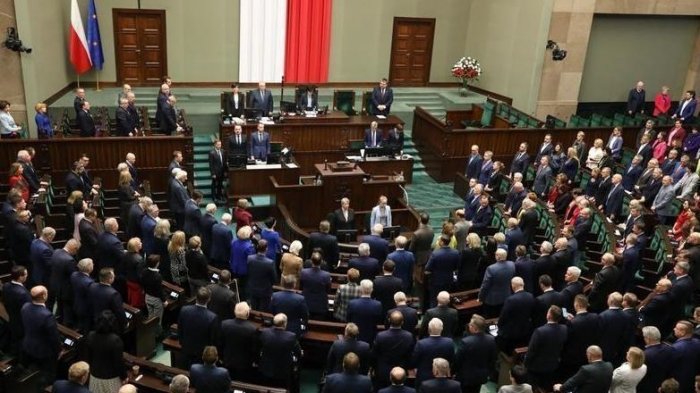 Tusk parlamentdə etimad səsverməsində qalib gəldi  

