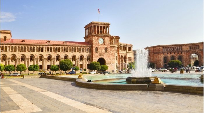İrəvanda naməlum şəxs polis avtomobilini oğurlayaraq qaçıb  
