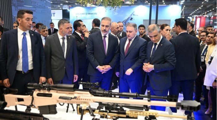 Hakan Fidan “IDEF 2025”də qurulan Azərbaycan stendi ilə tanış olub
