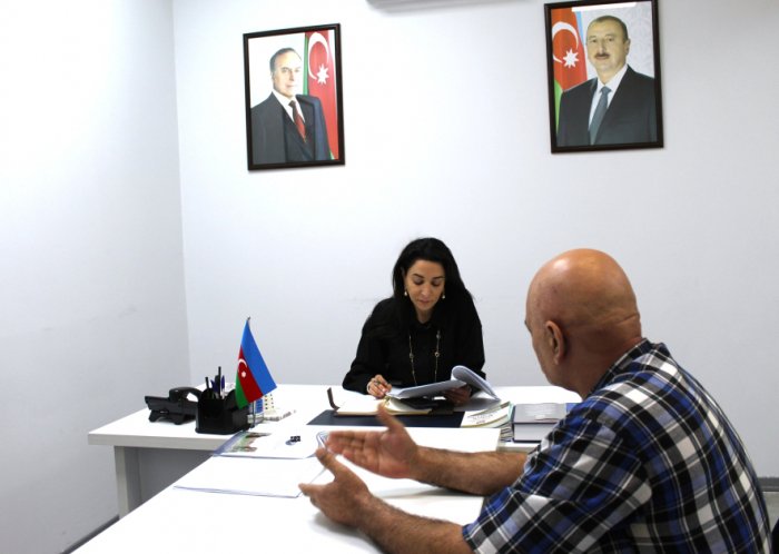    Ombudsman Səbinə Əliyeva vətəndaşların müraciətlərini dinləyib  
   