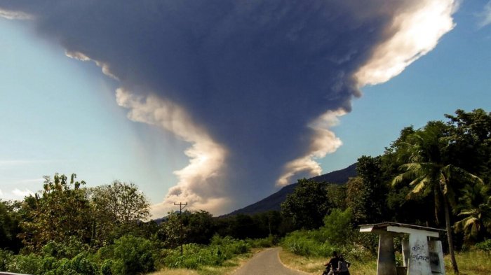 Indonesia volcano spews 18-kilometre ash tower
