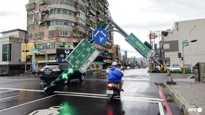   Typhoon Danas kills two in Taiwan, injures over 500  