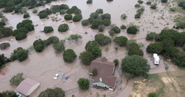 Texas officials face questions about emergency alerts during deadly floods