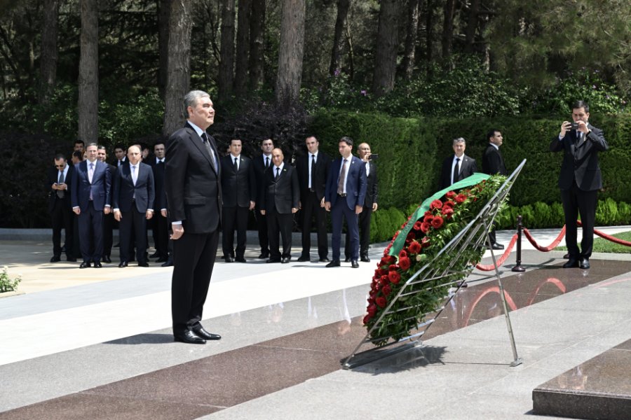   Vorsitzender von Halk Maslahaty besucht das Grab des aserbaidschanischen Nationalleaders Heydar Aliyev  