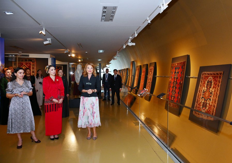   Tochter des Vorsitzenden von Halk Maslahaty Turkmenistans besucht Aserbaidschanisches Nationales Teppichmuseum  
