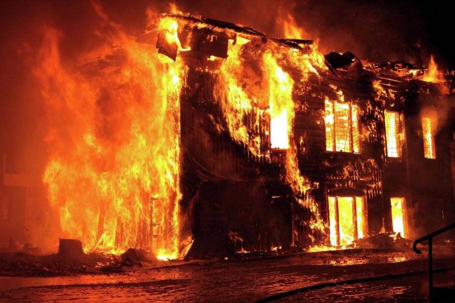 At least 61 dead in Iraq hypermarket fire