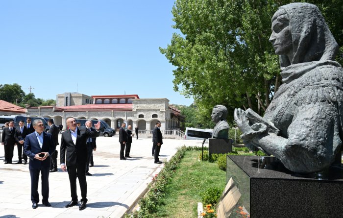   Berdiməhəmmədov Şuşada güllələnmiş heykəllərə baxıb    I FOTO     