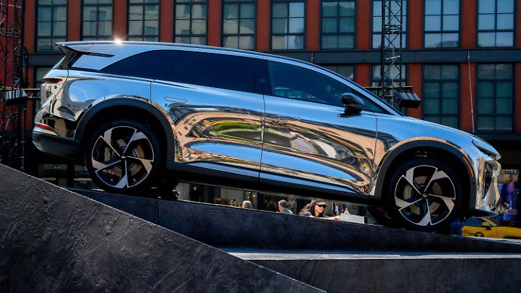   Uber will 20.000 Lucid-Robotaxis fahren lassen  