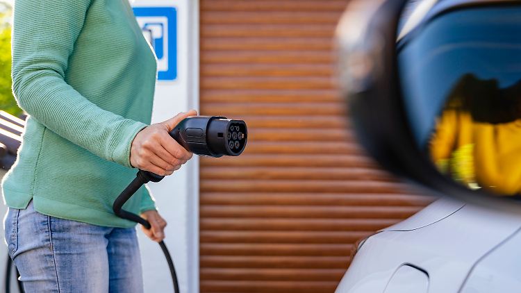   Mehr Menschen steigen auf E-Autos um  