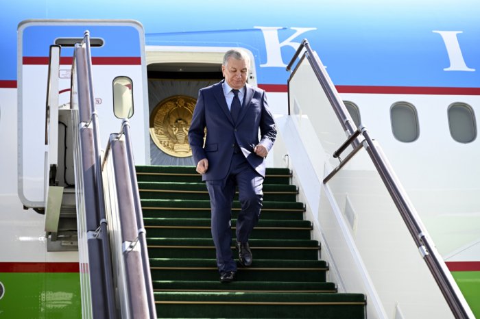   Uzbek President Shavkat Mirziyoyev arrives in Azerbaijan  