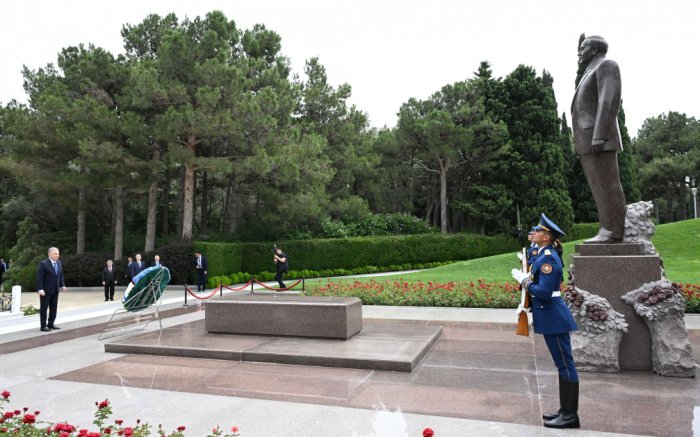 Uzbekistani president pays tribute to National Leader Heydar Aliyev