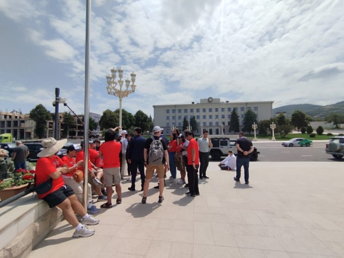   International travelers tour Azerbaijan