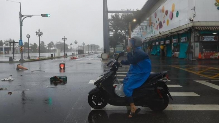 Typhoon Nari approaches Japanese capital