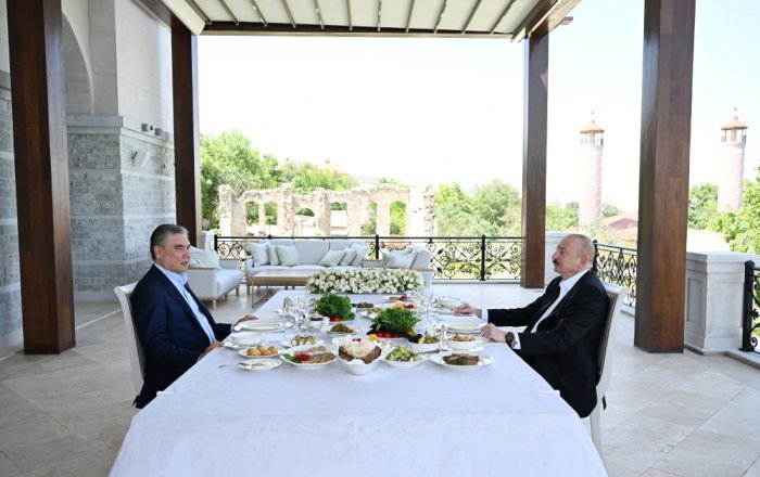   El Presidente Ilham Aliyev y Gurbanguly Berdimuhamedov almuerzan juntos en Shusha  