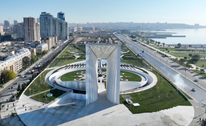    Şavkat Mirziyoyev Zəfər parkına baş çəkib   
