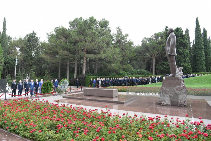 XİN rəhbərliyi Ulu Öndərin məzarını ziyarət edib