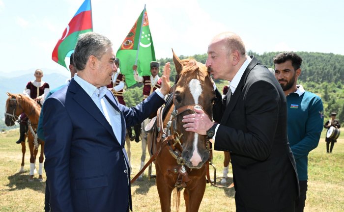    Berdiməhəmmədova Cıdır düzündə Qarabağ atı hədiyyə edilib    I FOTO      
