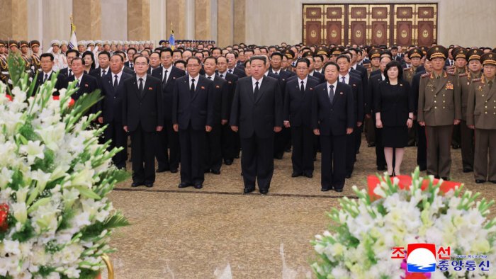 Kim Jong-un visita el Palacio del Sol