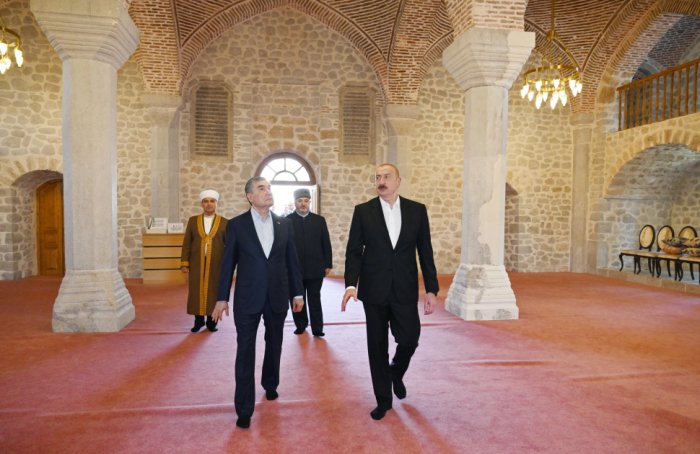   El Presidente Ilham Aliyev y Gurbanguly Berdimuhamedov visitaron la Mezquita Yukhari Govhar Agha en Shusha  