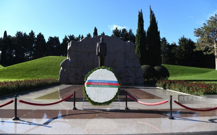Berdiməhəmmədov Heydər Əliyevin məzarını ziyarət edib