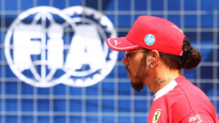   Lewis Hamilton rudert nach aufsehenerregenden Sätzen ein wenig zurück  