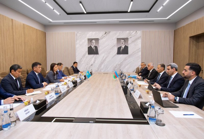 Azerbaijan, Kazakhstan explore cooperation in cargo, air transport and shipbuilding