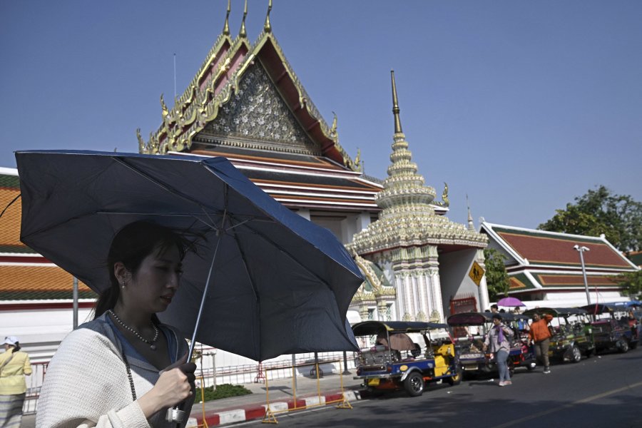 Sweltering heat sweeps across Asia