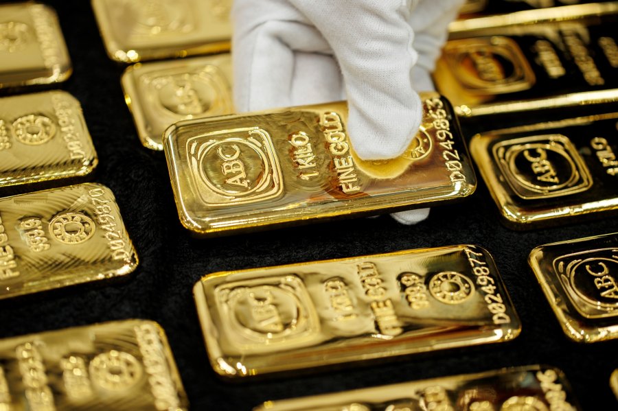 Gold futures hit record high after report of US tariffs on gold bars