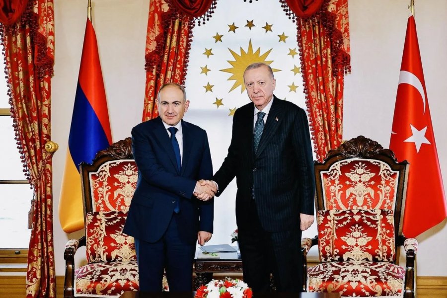   Turkish President, Armenian PM hold phone talks  