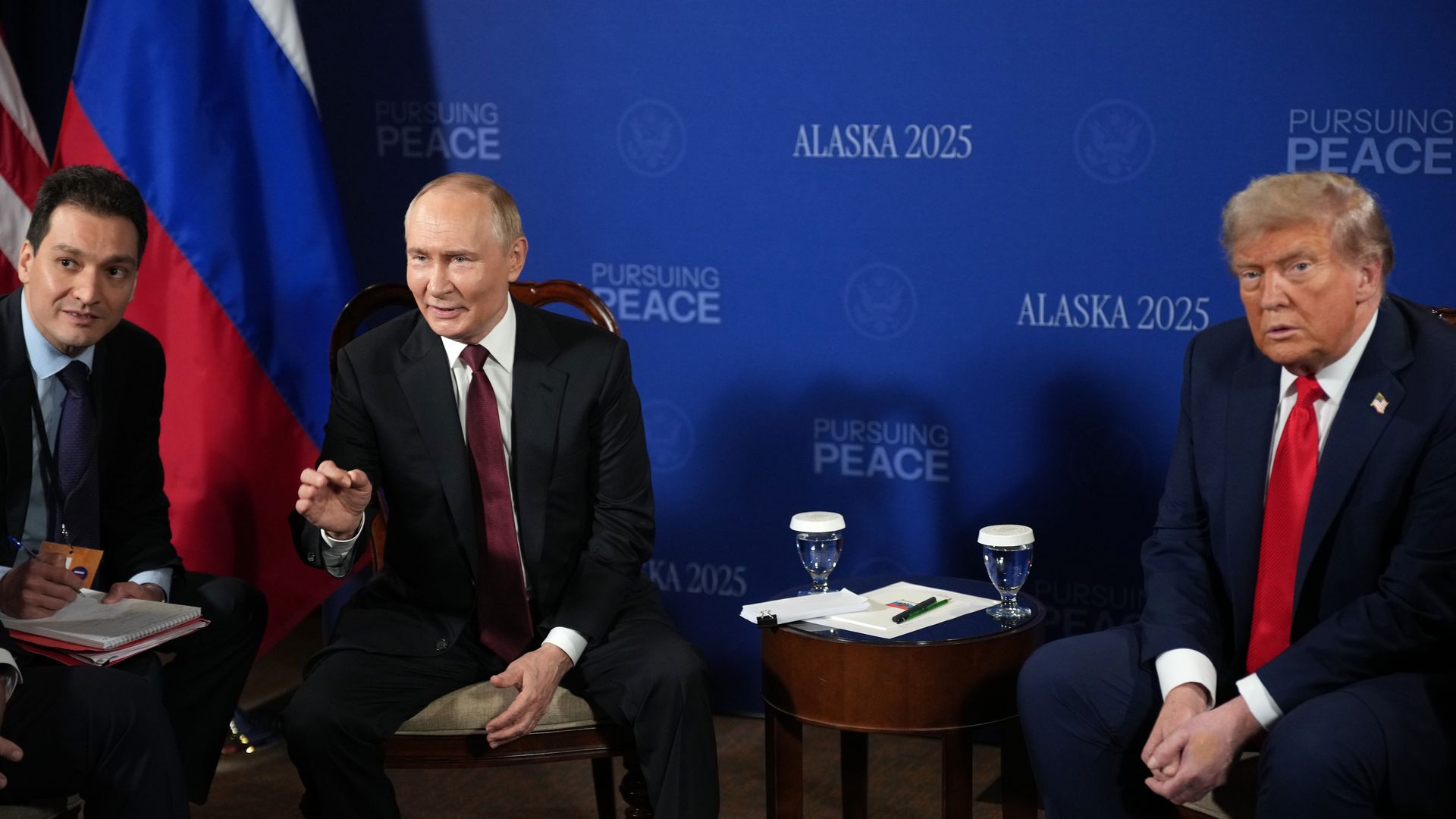  Putin, Trump hold three-hour talks with limited circle of delegates 