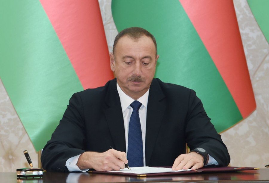   El Presidente Ilham Aliyev condecora a militares del Servicio Estatal de Fronteras  
