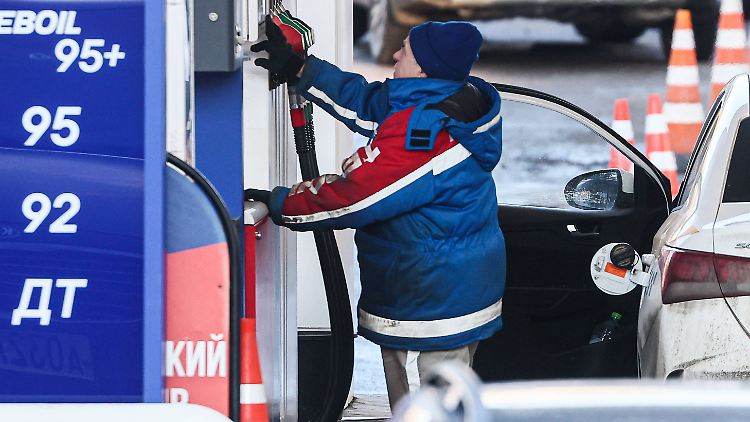   Ukrainische Drohnenangriffe treiben Benzinpreis in Russland auf Rekordhoch  