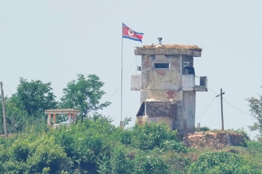 South Korea fires warning shots at North Korean troops crossing border