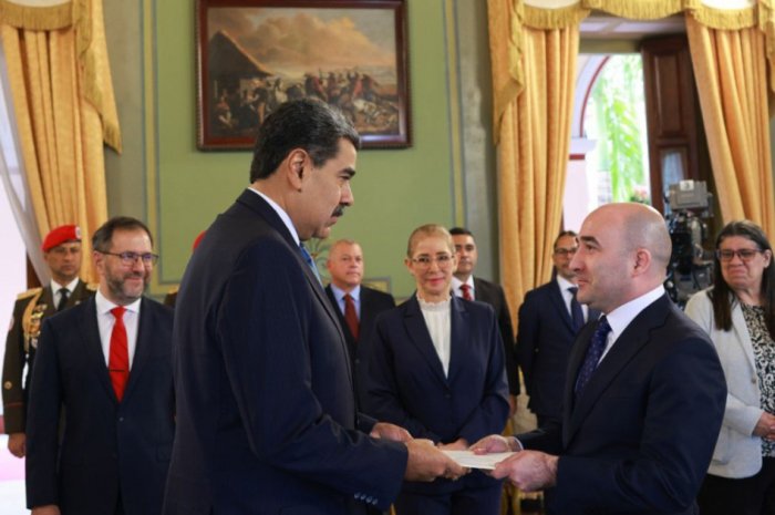 Azərbaycan səfiri etimadnaməsini Venesuela Prezidentinə təqdim edib  
