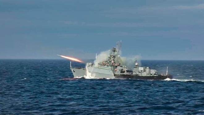  Bei einem russischen Angriff auf ein ukrainisches Schiff kamen zwei Menschen ums Leben 