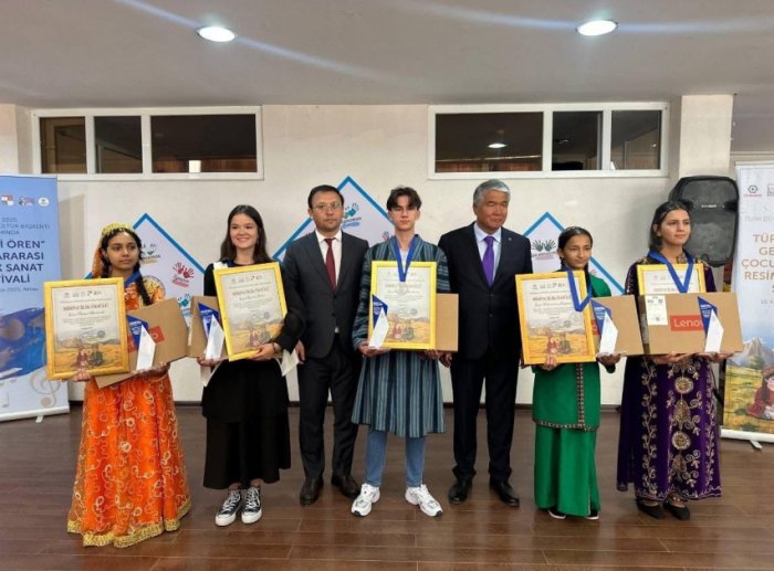Azerbaijani schoolchildren awarded in Azerbaijan