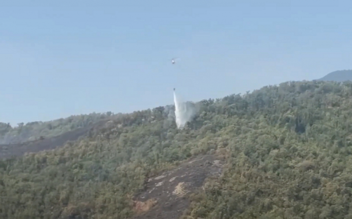 Üç rayondakı yanğının söndürülməsinə helikopterlər cəlb olunub